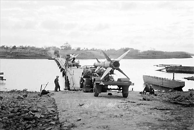 Ngay sau đêm 14/1/1973 bắn rơi 2 chiếc máy bay B-52 và đó cũng là 2 chiếc máy bay Mỹ cuối cùng bị bắn rơi tại miền Bắc, Trung đoàn Tên lửa phòng không 263 nhanh chóng “Nam tiến” vào bảo vệ vùng trời giải phóng tỉnh Quảng Trị trước khi Hiệp định Paris có hiệu lực vào ngày 27/1/1973. Trong ảnh: Tên lửa SAM-2 của Trung đoàn 263 hành quân vào Quảng Trị. Ảnh: Vũ Tạo - TTXVN