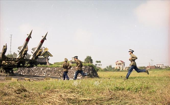Trong ảnh: Luyện tập sẵn sàng chiến đấu ở Tiểu đoàn tên lửa 77 (Trung đoàn 257), đơn vị bắn rơi nhiều máy bay B-52 nhất của Sư đoàn 361 trong trận 12 ngày đêm 1972 (4 chiếc). Ảnh: Tiến Ất - TTXVN