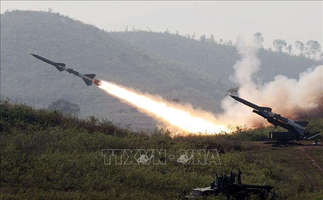 Trong ảnh: Tên lửa của Trung đoàn 261 (Sư đoàn Phòng không 367) khai hỏa trong một đợt diễn tập bắn đạn thật. Trong trận chiến đấu bảo vệ vùng trời Thủ đô 12 ngày đêm tháng 12/1972, Trung đoàn bắn rơi 13 máy bay B-52 của Mỹ, trong đó Tiểu đoàn 59 là đơn vị bắn rơi tại chỗ chiếc B-52G đầu tiên. Ảnh: Trọng Đức - TTXVN