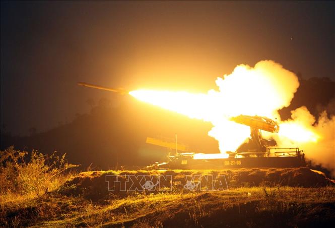 Trong ảnh: Khai hỏa tên lửa phòng không A89 trong buổi diễn tập bắn đạn thật năm 2011. Ảnh: Trọng Đức - TTXVN