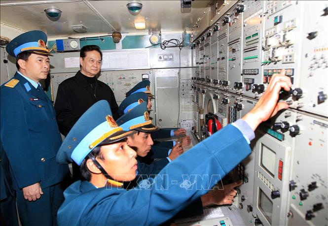 Trong ảnh: Thủ tướng Nguyễn Tấn Dũng đến thăm và kiểm tra chế độ trực ban, sẵn sàng chiến đấu của Đoàn tên lửa phòng không 64 (Sư đoàn Phòng không 361), ngày 13/1/2013. Ảnh: Đức Tám – TTXVN