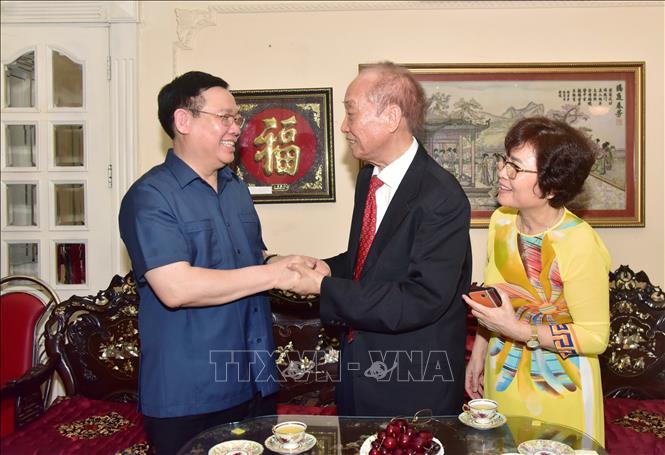 Trong ảnh: Bí thư Thành ủy Vương Đình Huệ thăm, tặng quà gia đình đồng chí Đoàn Duy Thành, thương binh hạng 4/4. Ảnh: Văn Điệp - TTXVN