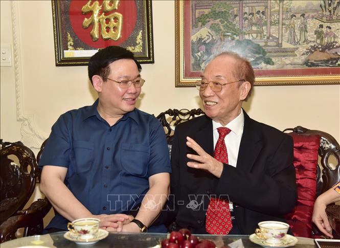 Trong ảnh: Bí thư Thành ủy Vương Đình Huệ thăm, tặng quà gia đình đồng chí Đoàn Duy Thành, thương binh hạng 4/4. Ảnh: Văn Điệp - TTXVN