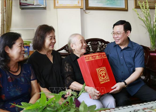 Trong ảnh: Bí thư Thành ủy Vương Đình Huệ thăm, tặng quà gia đình bà Doãn Thị Ngọc Trâm, mẹ Liệt sĩ Đặng Thùy Trâm. Ảnh: Văn Điệp - TTXVN
