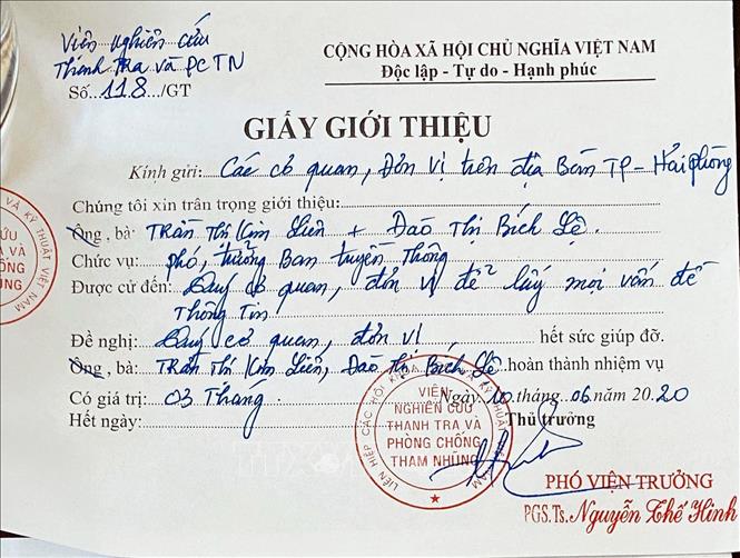 Trong ảnh: Giấy giới thiệu giả mạo của đối tượng giả danh nhà báo. Ảnh: TTXVN