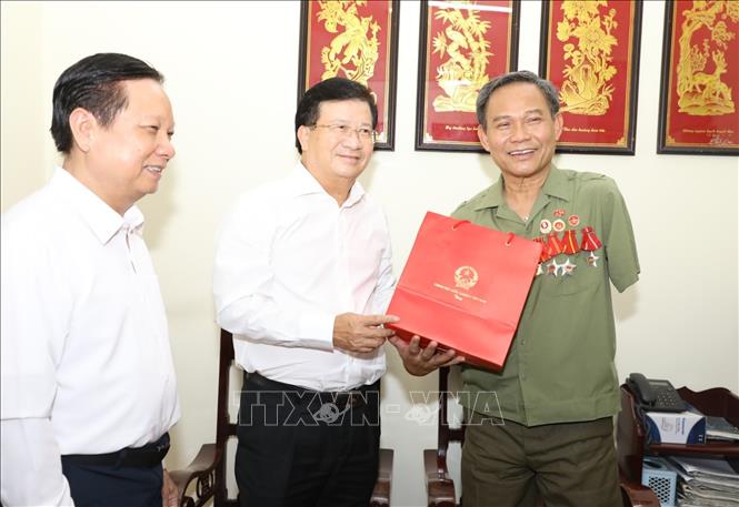 Phó Thủ tướng Trịnh Đình Dũng thăm các gia đình thương ...