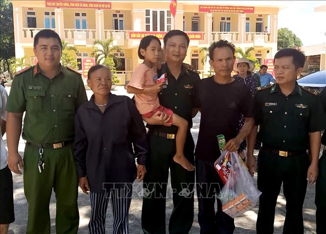 Trong ảnh: Lực lượng chức năng tỉnh Quảng Bình bàn giao cháu Dương Thị Diễm Quỳnh cho gia đình. Ảnh: Văn Tý - TTXVN