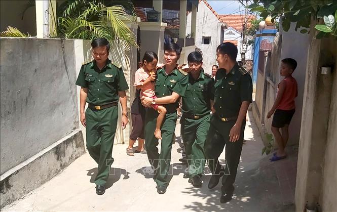 Trong ảnh: Sau một ngày tìm kiếm lực lượng chức năng tỉnh Quảng Bình đã tìm được cháu Dương Thị Diễm Quỳnh bàn giao cho gia đình. Ảnh: Văn Tý-TTXVN
