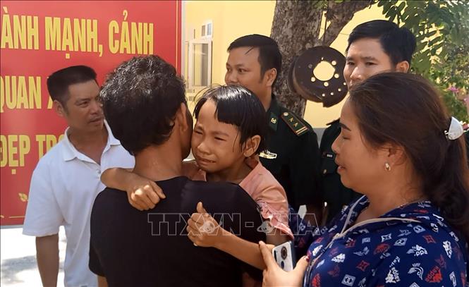 Trong ảnh: Lực lượng chức năng tỉnh Quảng Bình bàn giao cháu Dương Thị Diễm Quỳnh cho gia đình. Ảnh: Văn Tý-TTXVN