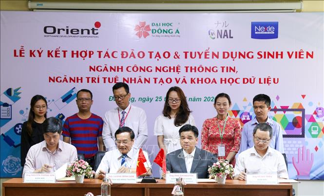 Trong ảnh: Ký kết hợp tác đào tạo và tuyển dụng sinh viên giữa Đại học Đông Á với các doanh nghiệp tại buổi lễ. Ảnh: Trần Lê Lâm - TTXVN