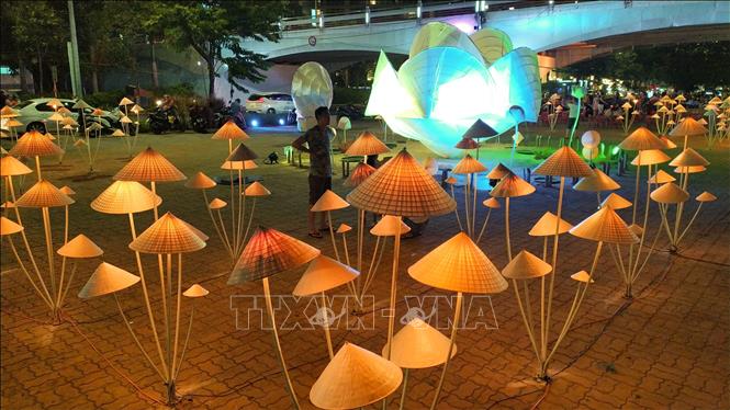 Trong ảnh: Những chiếc nón tạo được sắp đặt tạo thành một không gian nghệ thuật độc đáo. Ảnh: Trần Lê Lâm - TTXVN 