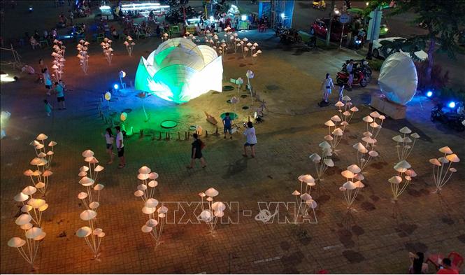 Trong ảnh: Những chiếc nón lá tạo được sắp đặt tạo thành một không gian nghệ thuật độc đáo. Ảnh: Trần Lê Lâm - TTXVN 