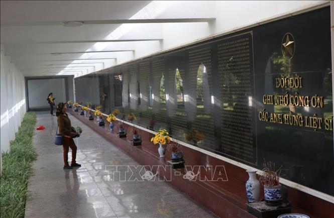 Trong ảnh: Những ngày nghỉ, ngày lễ, tết trong năm, nhân dân các dân tộc Điện Biên thường đến thắp hương tưởng nhớ trước anh linh các liệt sỹ; tham quan, tìm hiểu truyền thống cách mạng. Ảnh: Xuân Tiến-TTXVN