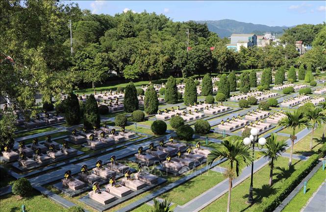 Trong ảnh: Nghĩa trang luôn được trông nom, chăm sóc, bảo vệ, hương khói quanh năm nên không gian ở đây rất yên tĩnh, không khí trong lành, môi trường xanh, sạch. Ảnh: Xuân Tiến-TTXVN