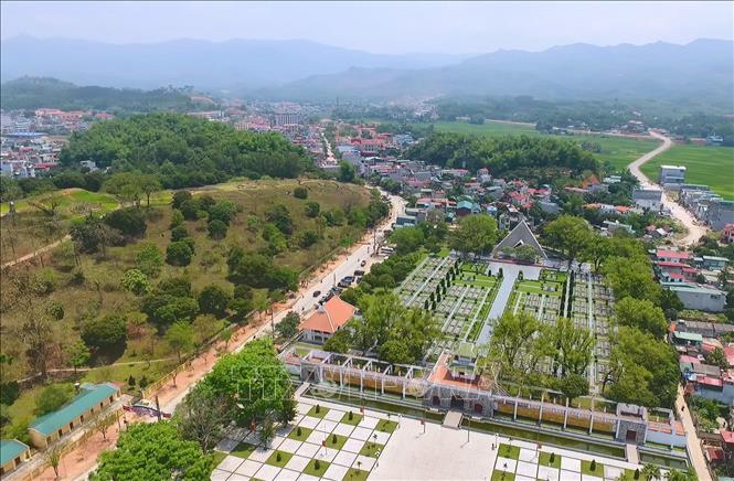 Trong ảnh: Được xây dựng năm 1958, nghĩa trang liệt sĩ quốc gia A1 có diện tích rộng 3,2ha, nằm cách chân Đồi A1 khoảng vài trăm mét về phía Nam. Năm 1994, dịp kỷ niệm 40 năm Chiến thắng Điện Biên Phủ, Thủ tướng Chính phủ đã quyết định quy hoạch, đầu tư, nâng cấp nghĩa trang trở thành công trình văn hóa-lịch sử. Ảnh: Xuân Tiến-TTXVN