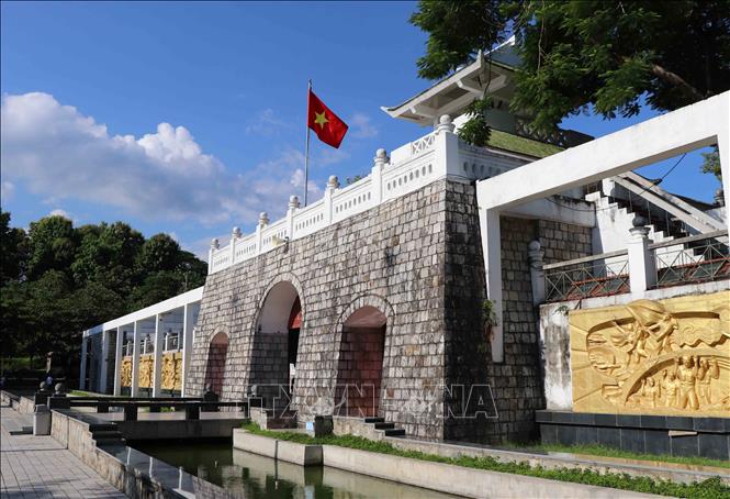 Trong ảnh: Nghĩa trang mở cửa từ sáng đến chiều tối để đón du khách từ các tỉnh trong nước và quốc tế viếng thăm. Ảnh: Xuân Tiến-TTXVN
