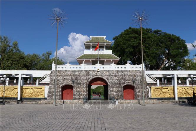 Trong ảnh: Cổng chính của nghĩa trang liệt sĩ quốc gia A1. Hai bên là tường thành kiểu thành cổ. Ảnh: Xuân Tiến-TTXVN
