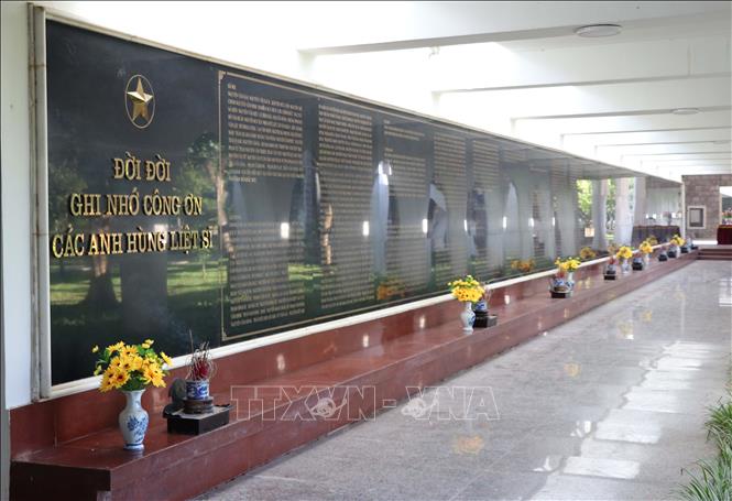 Trong ảnh: Bảng vàng hai bên cổng chính đi vào nghĩa trang, nơi ghi danh các liệt sĩ hi sinh trong chiến dịch Điện Biên Phủ, được thống kê theo tỉnh, thành trên cả nước. Ảnh: Xuân Tiến-TTXVN

