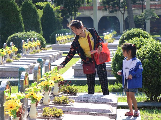Trong ảnh: Việc thăm viếng, thắp hương tại nghĩa trang để tỏ lòng ghi nhớ công ơn các chiến sĩ là việc làm đã đi vào tâm thức, trở thành nét đẹp văn hoá tâm linh của mỗi người dân khi đến với Điện Biên. Ảnh: Xuân Tiến-TTXVN
