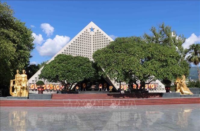 Trong ảnh: Nhà tưởng niệm Nghĩa trang liệt sỹ A1 được xây dựng theo cấu trúc có hình dáng chữ A. Trên cùng, chính giữa đài tưởng niệm là hình ngôi sao lớn, bên dưới là 644 ngôi sao nhỏ tượng trưng cho 644 anh linh liệt sỹ đang yên nghỉ nơi đây. Ảnh: Xuân Tiến-TTXVN