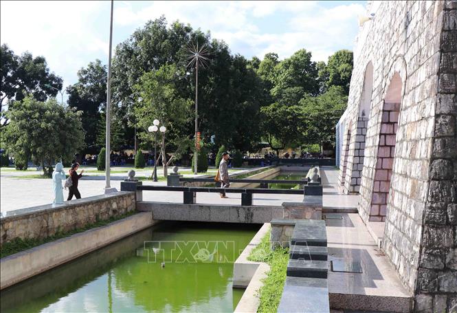 Trong ảnh: Mặt trước của nghĩa trang ngăn cách với quảng trường là hào nước rộng 6m, chứa khoảng 1.000m3 nước được lấy từ suối Hồng Líu. Ảnh: Xuân Tiến-TTXVN