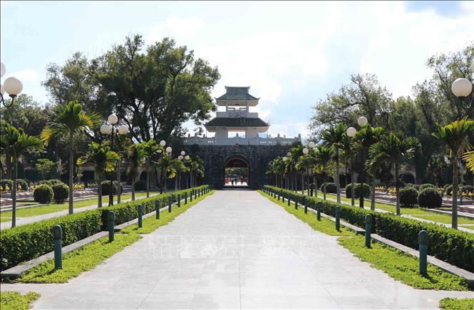 Trong ảnh: Lễ đài và gác chuông của nghĩa trang có kiến trúc của công trình Khuê Văn Các. Ảnh: Xuân Tiến-TTXVN