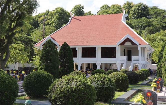 Trong ảnh: Nhà quản trang nằm bên trái trong khuôn viên nghĩa trang có kiến trúc nhà sàn Thái. Ảnh: Xuân Tiến-TTXVN