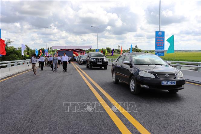 Trong ảnh: Phương tiện lưu thông qua cầu Cây Ổi sau lễ thông xe. Ảnh: Lê Đức Hoảnh - TTXVN
