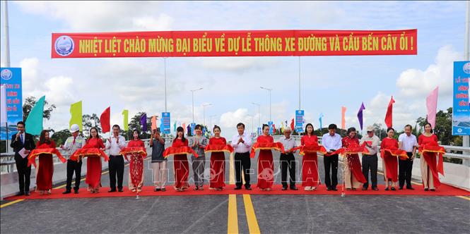 Trong ảnh: Các đại biểu cắt băng thông xe cầu Cây Ổi. Ảnh: Lê Đức Hoảnh - TTXVN
