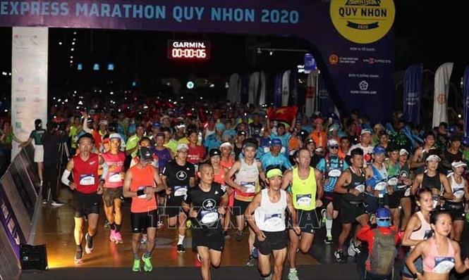 Trong ảnh: Các vận động viên xuất phát tại giải VnExpress Marathon Quy Nhơn 2020. Ảnh: Phạm Kha – TTXVN