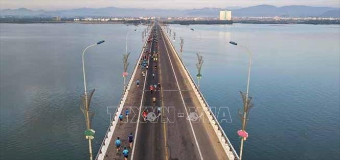 Trong ảnh: Trên đường đua qua cầu Thị Nại. Ảnh: Phạm Kha – TTXVN