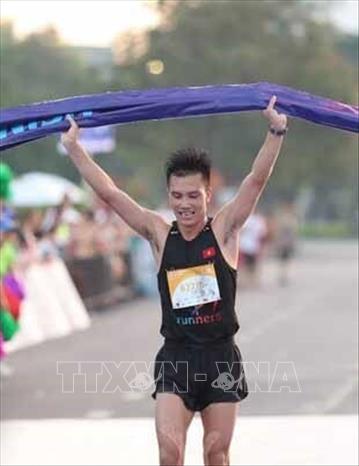 Trong ảnh: Đỗ Quốc Luật chạm đích đầu tiên ở cự ly 21km nam tại Marathon VnExpress Quy Nhơn 2020. Ảnh: Phạm Kha – TTXVN