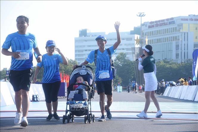 Trong ảnh: Nhiều “gia đình cùng chạy” tại đường đua Marathon VnExpress Quy Nhơn 2020. Ảnh: Phạm Kha – TTXVN
