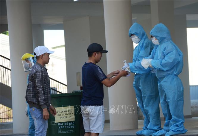 Trong ảnh: Nhân viên y tế thực hiện quy trình tiếp đón các trường hợp F1 được cách ly tại Khu ký túc xá phía Tây thành phố Đà Nẵng. Ảnh: Văn Dũng - TTXVN