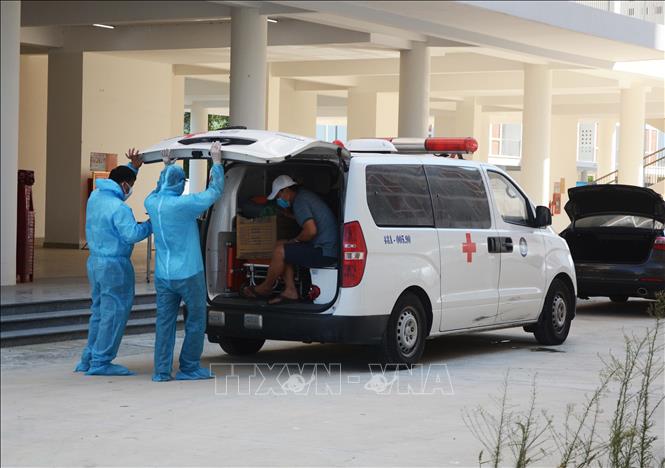 Trong ảnh: Đưa các trường hợp F1 cách ly tại khu ký túc xá phía Tây thành phố Đà Nẵng. Ảnh: Văn Dũng - TTXVN