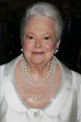Trong ảnh (tư liệu): Nữ nghệ sĩ Olivia de Havilland tại lễ tôn vinh những đóng góp của bà cho Viện Hàn lâm nghệ thuật điện ảnh và khoa học ở Beverly Hills, California (Mỹ) ngày 15/6/2006. Ảnh: AFP/TTXVN