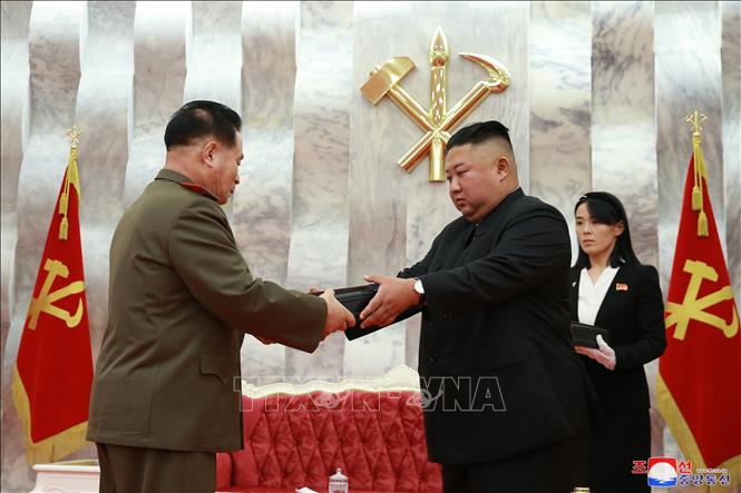 Trong ảnh: Nhà lãnh đạo Triều Tiên Kim Jong-un (giữa) tặng súng lục đặc biệt cho sĩ quan quân đội cấp cao tại lễ kỷ niệm 67 năm ngày ký thỏa thuận đình chiến, kết thúc cuộc chiến tranh liên Triều (1950-1953), ở Bình Nhưỡng, ngày 26/7/2020. Ảnh: YONHAP/TTXVN