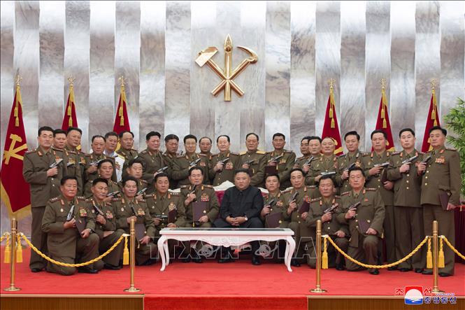 Trong ảnh: Nhà lãnh đạo Triều Tiên Kim Jong-un (thứ 7, trái sang, hàng đầu) chụp ảnh chung với các sĩ quan quân đội cấp cao tại lễ kỷ niệm 67 năm ngày ký thỏa thuận đình chiến, kết thúc cuộc chiến tranh liên Triều (1950-1953), tại Bình Nhưỡng, ngày 26/7/2020. Ảnh: YONHAP/TTXVN
