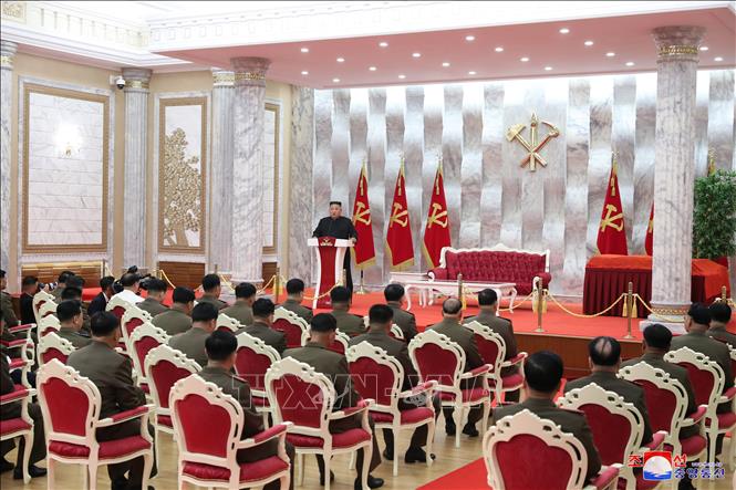 Trong ảnh: Nhà lãnh đạo Triều Tiên Kim Jong-un (phía xa) phát biểu tại buổi lễ trao tặng súng lục đặc biệt cho các sĩ quan quân đội cấp cao tại lễ kỷ niệm 67 năm ngày ký thỏa thuận đình chiến, kết thúc cuộc chiến tranh liên Triều (1950-1953), tại Bình Nhưỡng, ngày 26/7/2020. Ảnh: YONHAP/TTXVN