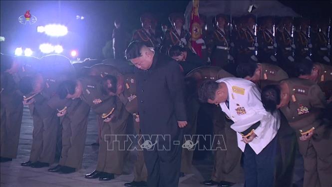 Trong ảnh: Nhà lãnh đạo Triều Tiên Kim Jong-un (giữa) viếng nghĩa trang liệt sĩ quốc gia nhân kỷ niệm 67 năm ngày ký thỏa thuận đình chiến, kết thúc cuộc chiến tranh liên Triều (1950-1953), tại ngoại ô Bình Nhưỡng, ngày 27/7/2020. Ảnh: YONHAP/TTXVN