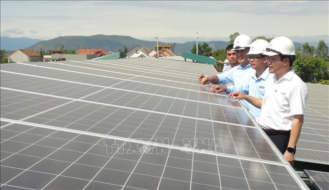Trong ảnh: Công trình điện mặt trời mái nhà lớn nhất tỉnh Quảng Bình đi vào đóng điện vận hành. Ảnh: Đức Thọ - TTXVN
