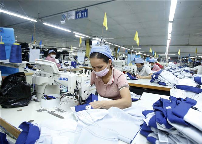 Trong ảnh: Sản xuất tại Công ty Cổ phần may Tiên Hưng (Tiên Lữ, Hưng Yên). Ảnh: Phạm Kiên - TTXVN