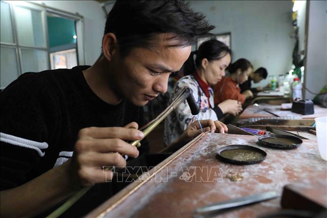 Trong ảnh: Làng nghề trạm vàng bạc Huệ Lai tại xã Phù Ủng (Ân Thi, Hưng Yên) thường xuyên tạo nhiều việc làm cho lao động địa phương. Ảnh: Phạm Kiên - TTXVN