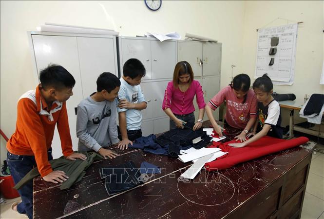 Trong ảnh: Dạy nghề may tại trường Phục hồi chức năng và dạy nghề cho người khuyết tật tại huyện Tiên Lữ, tỉnh Hưng Yên. Ảnh: Phạm Kiên - TTXVN