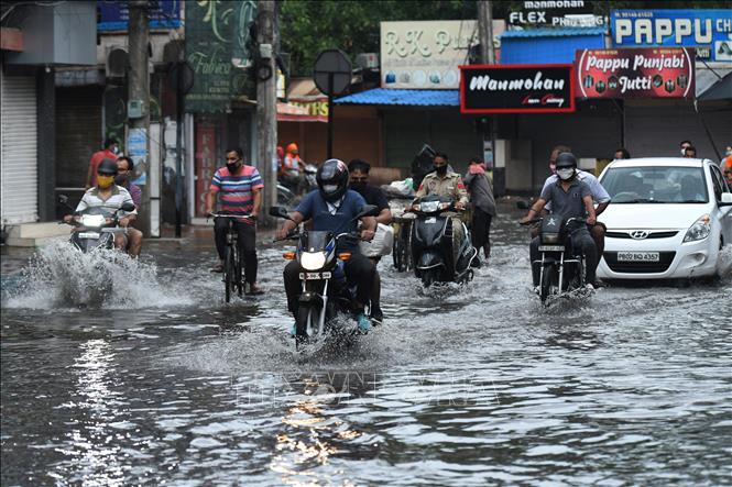 Trong ảnh: Cảnh ngập lụt sau các trận mưa lớn tại Amritsar, Ấn Độ ngày 19/7/2020. Ảnh: AFP/ TTXVN