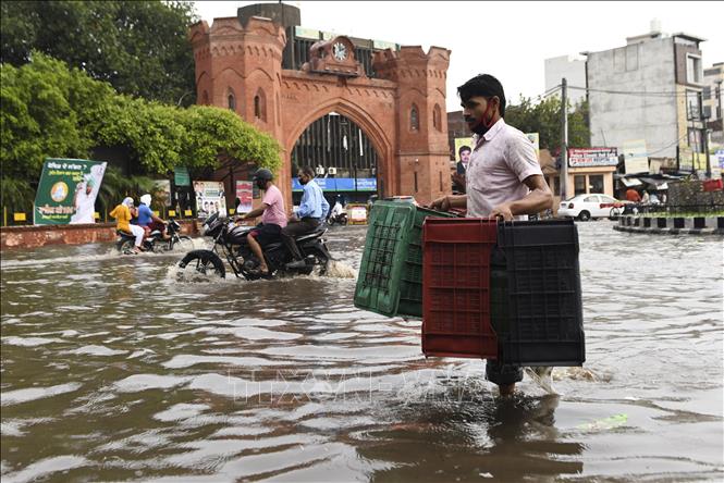 Trong ảnh: Cảnh ngập lụt sau các trận mưa lớn tại Amritsar, Ấn Độ ngày 19/7/2020. Ảnh: AFP/ TTXVN