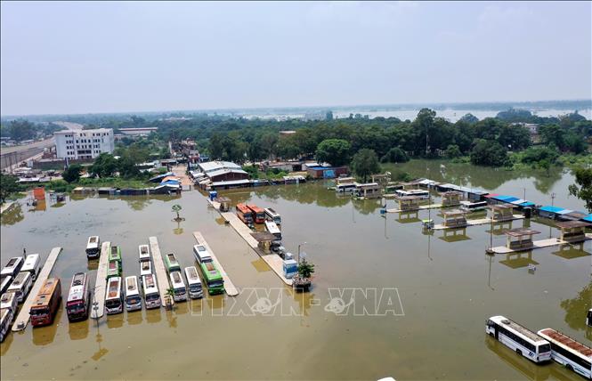 Trong ảnh: Cảnh ngập lụt sau mưa lớn tại khu vực Darbhanga, bang Bihar, Ấn Độ ngày 26/7/2020. Ảnh: THX/ TTXVN