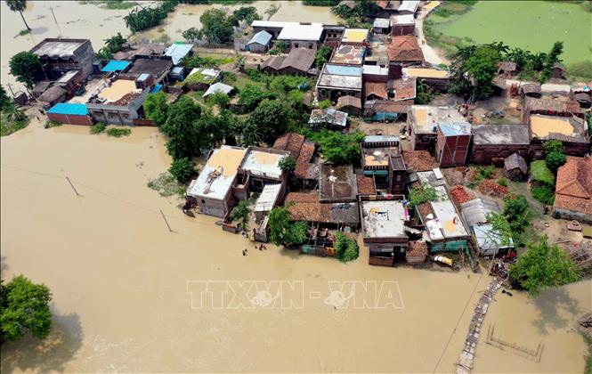 Trong ảnh: Cảnh ngập lụt sau mưa lớn tại Darbhanga, bang Bihar, Ấn Độ ngày 26/7/2020. Ảnh: THX/ TTXVN