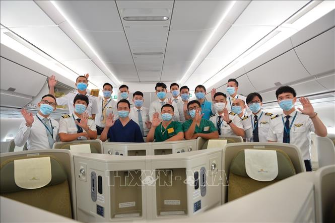 Photo: The crew of national flag carrier Vietnam Airlines along with doctors and nurses before departure. VNA Photo