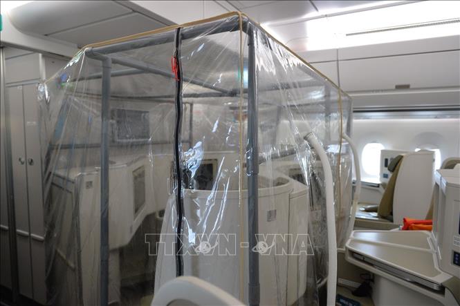 Photo: Crew members were equipped with special protective clothing while separate zones and air purifiers set up in the airplane. VNA Photo